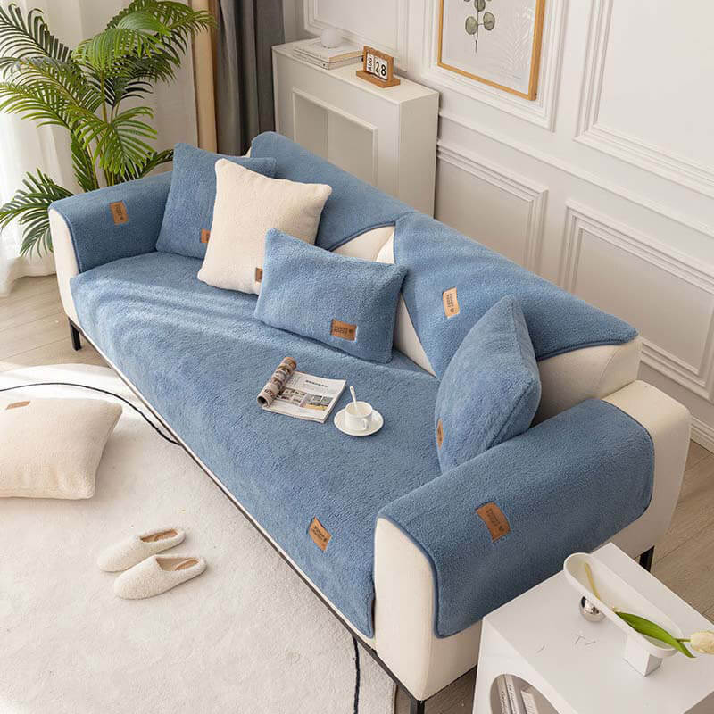 Copertura protettiva per divano impermeabile in morbido pile di finta sherpa antiscivolo.